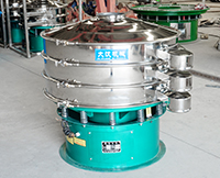 旋振篩多采用立式振動(dòng)電機(jī)作為激振來(lái)源，利用偏心塊的夾角的不同實(shí)現(xiàn)物料在篩網(wǎng)上運(yùn)動(dòng)的軌跡調(diào)整。